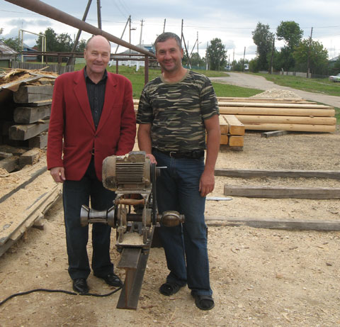 Норвежец Джордж Фюллер и наш «Кулибин» Игорь Пичугин летом 2009 года около придуманного Игорем станка