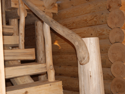 Лестницы и интерьер рубленого дома