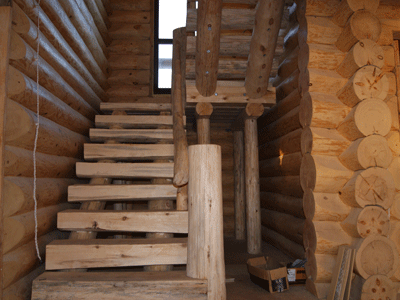 Лестницы и интерьер рубленого дома